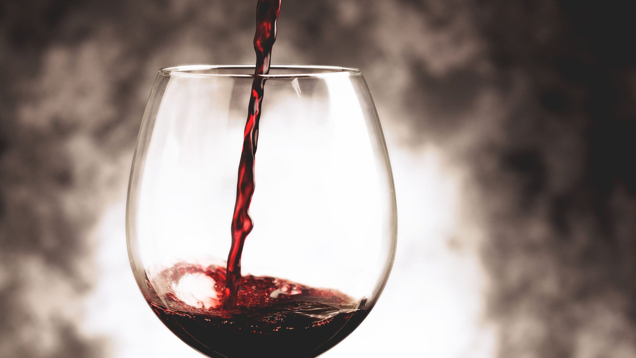 weboptimiert-Rotwein-einschuetten-scaled-aspect-ratio-16-9